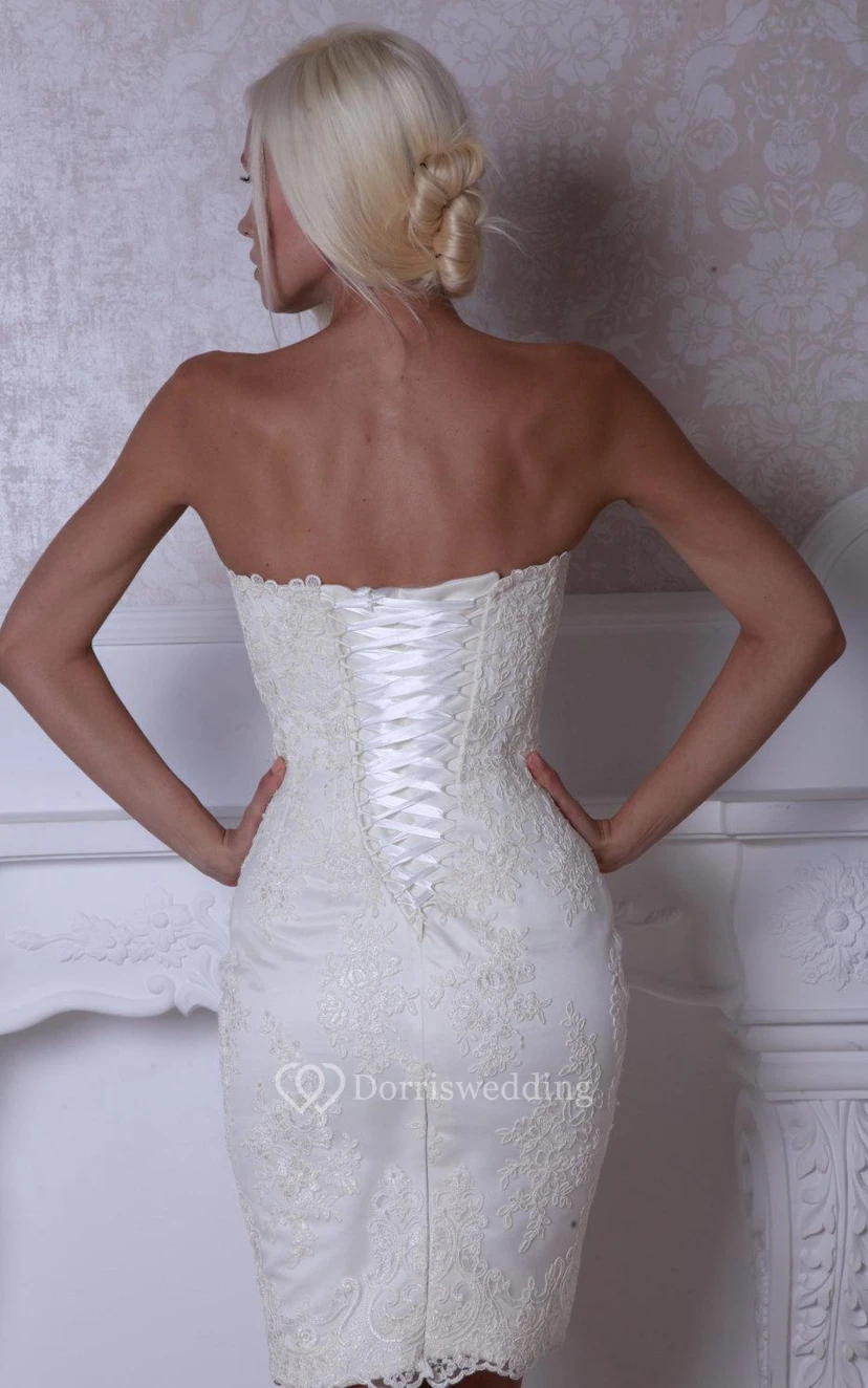 Robe courte moulante sans bretelles en dentelle avec dos lacé view 3
