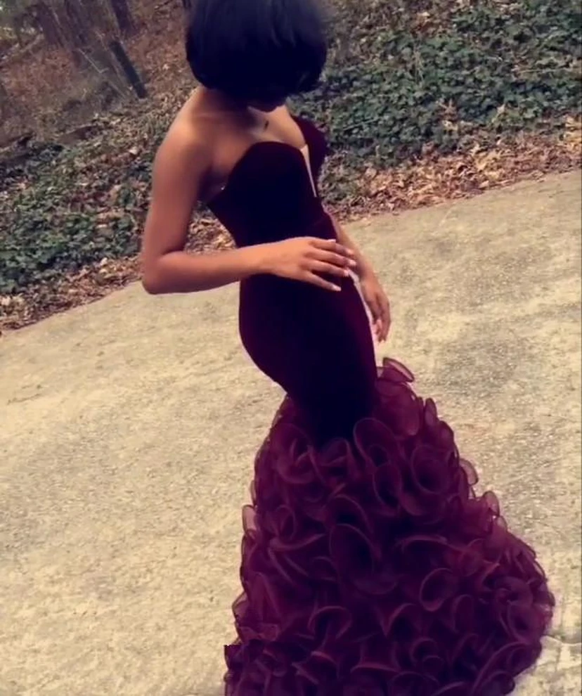 Magnifique robe de bal sirène bordeaux en organza, décolleté cœur, longueur au sol. view 2