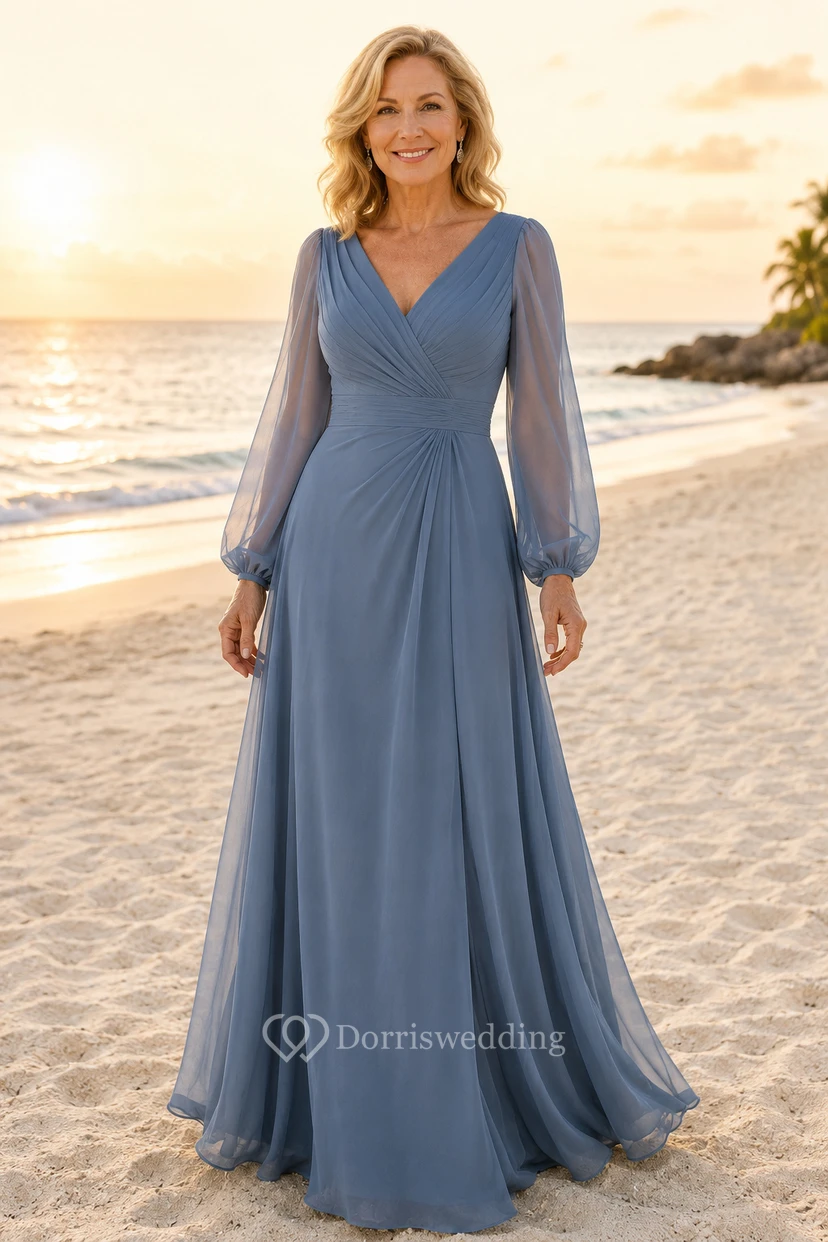 Vestido largo de gasa azul acero, corte en A, manga larga, escote en V y falda plisada, ideal para la madre de la novia.