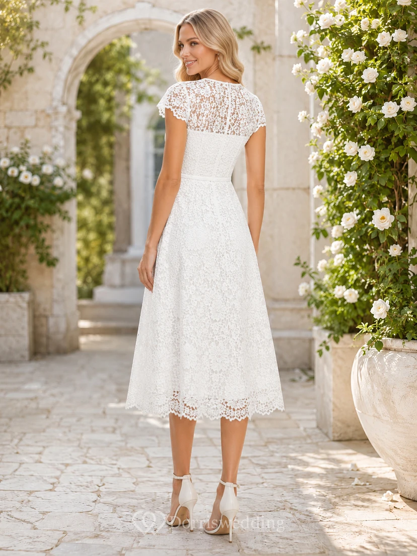 Robe de mariée vintage modeste à manches courtes, coupe trapèze, col montant, longueur thé, en dentelle, idéale pour renouveler ses vœux. view 2