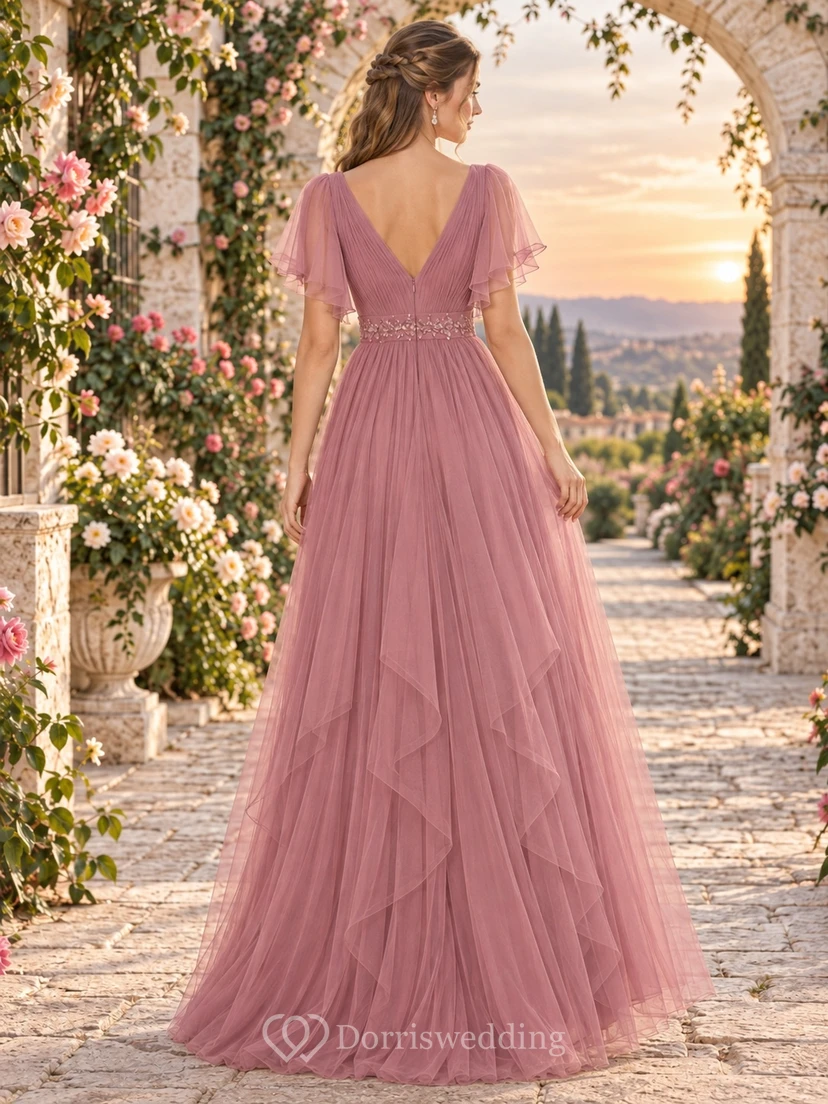 Vestido largo de invitada color rosa empolvado con escote en V, mangas con volantes y caída en cascada. view 2