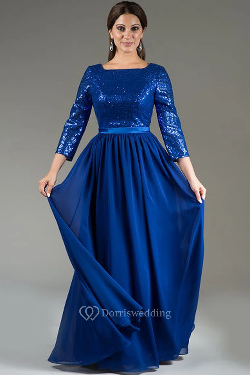 Langes Chiffonkleid mit Pailletten, eckigem Ausschnitt, 3-4 Ärmeln und Satinschärpe – ideal für die Mutter der Braut.