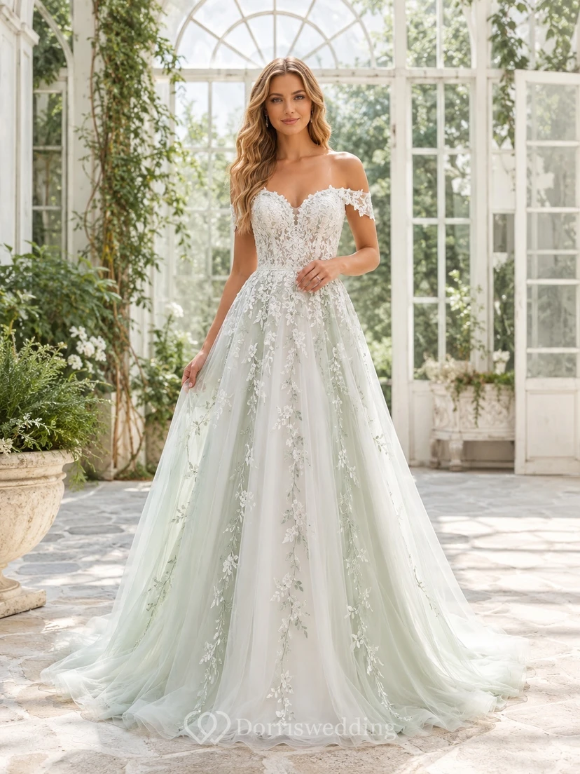 Celadonfarbenes, florales Brautkleid in A-Linie mit schulterfreiem Schnitt, kurzen Ärmeln und Kapellenschleppe im Boho-Stil – romantisches Design