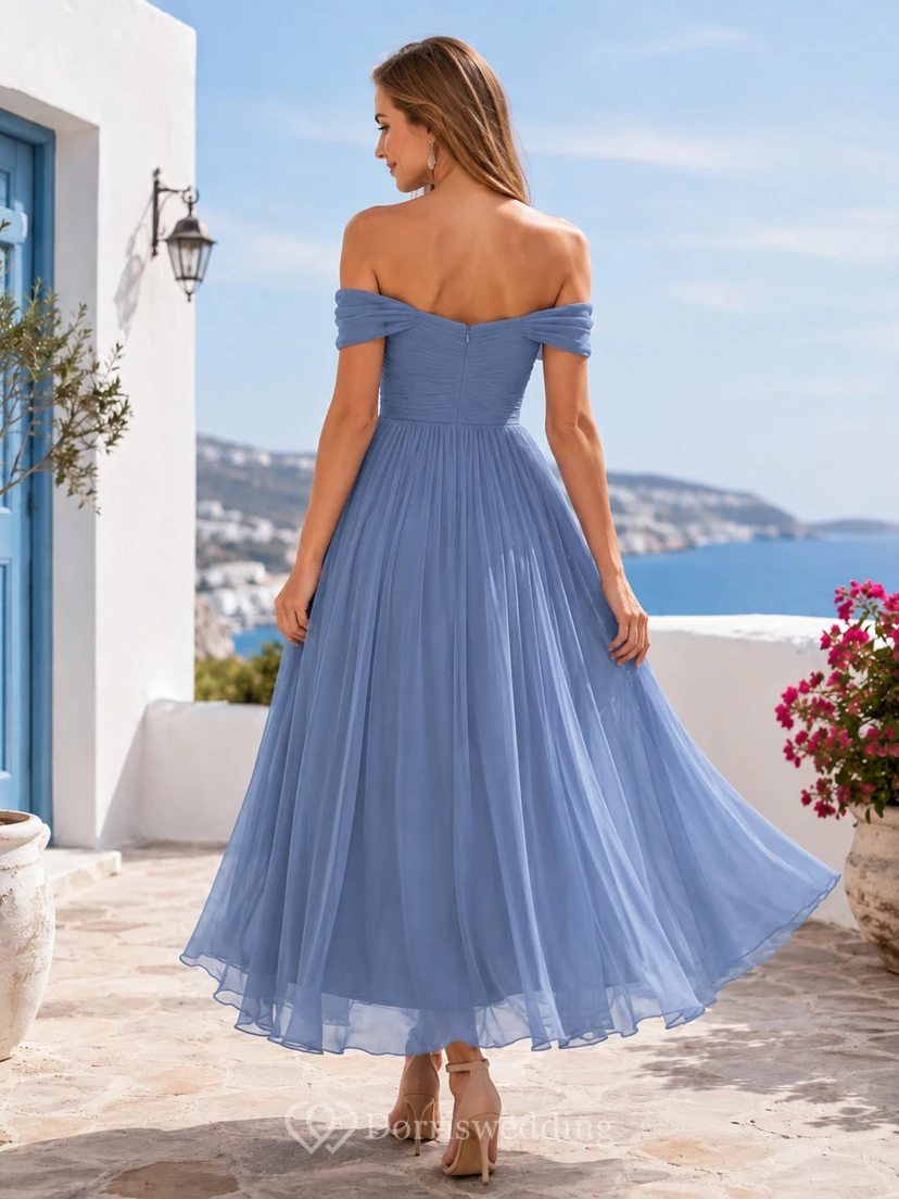 Robe de demoiselle d'honneur romantique en mousseline bleu acier, longueur thé, épaules dénudées, pour une cérémonie à destination view 2