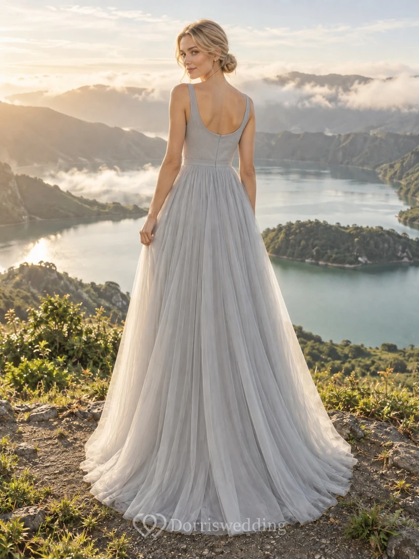 Vestido de novia sencillo de corte A, sin mangas, con escote redondo y falda en tul gris acero. view 2