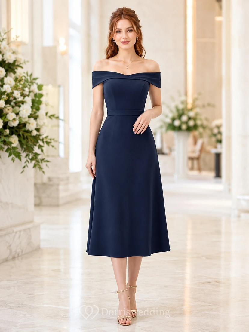 Robe fourreau midi bleu marine à épaules dénudées, idéale pour un banquet.
