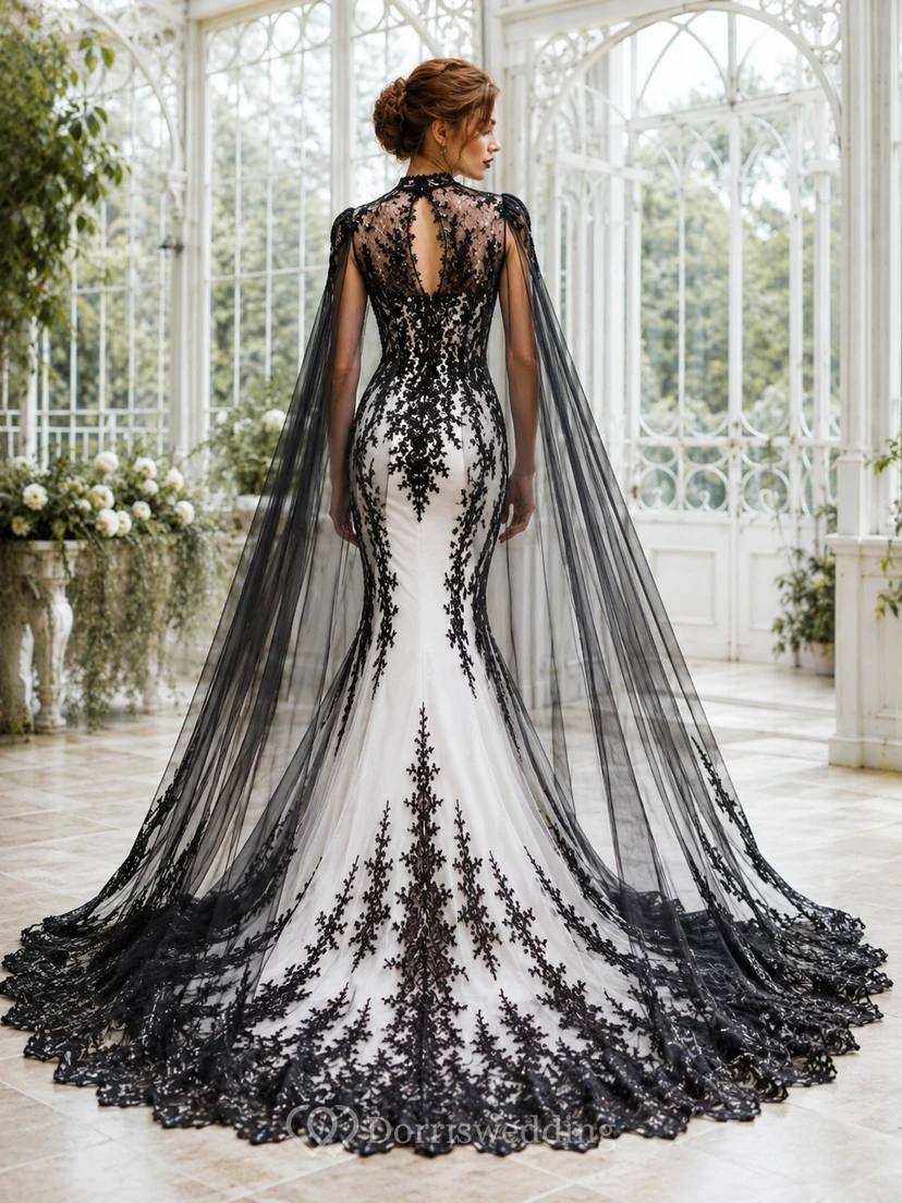 Schwarzes Brautkleid aus Spitze mit hohem Kragen, langen Ärmeln, Meerjungfrauenschnitt, Schleppe und Gothic-Cape view 2