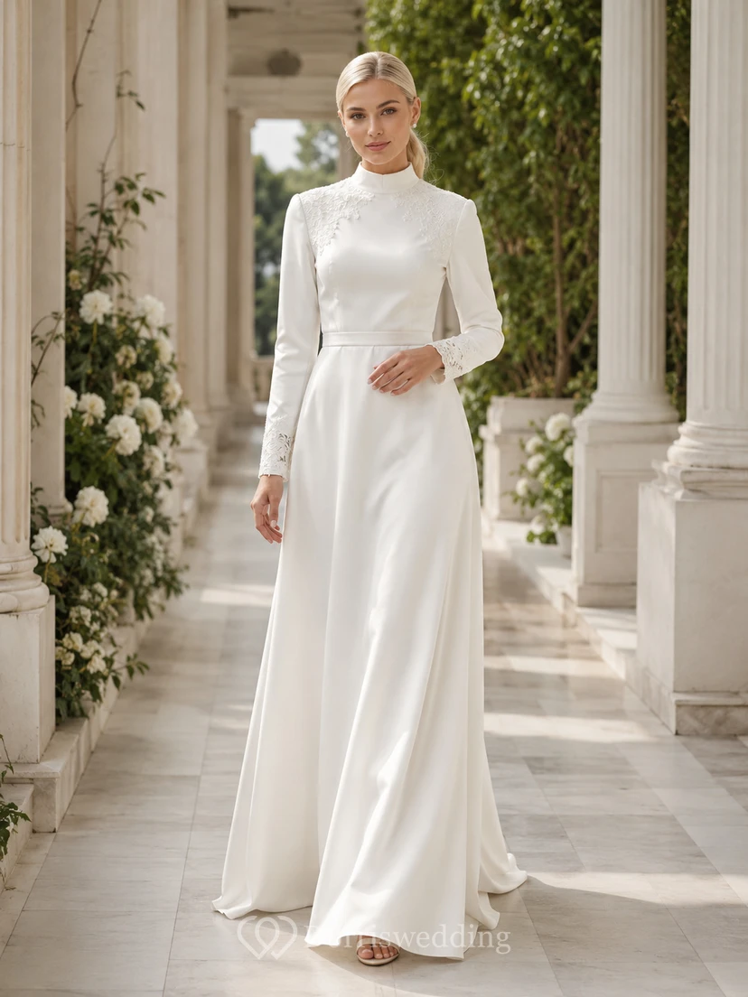 Robe de mariée simple et élégante en satin plissé à col montant et manches longues.