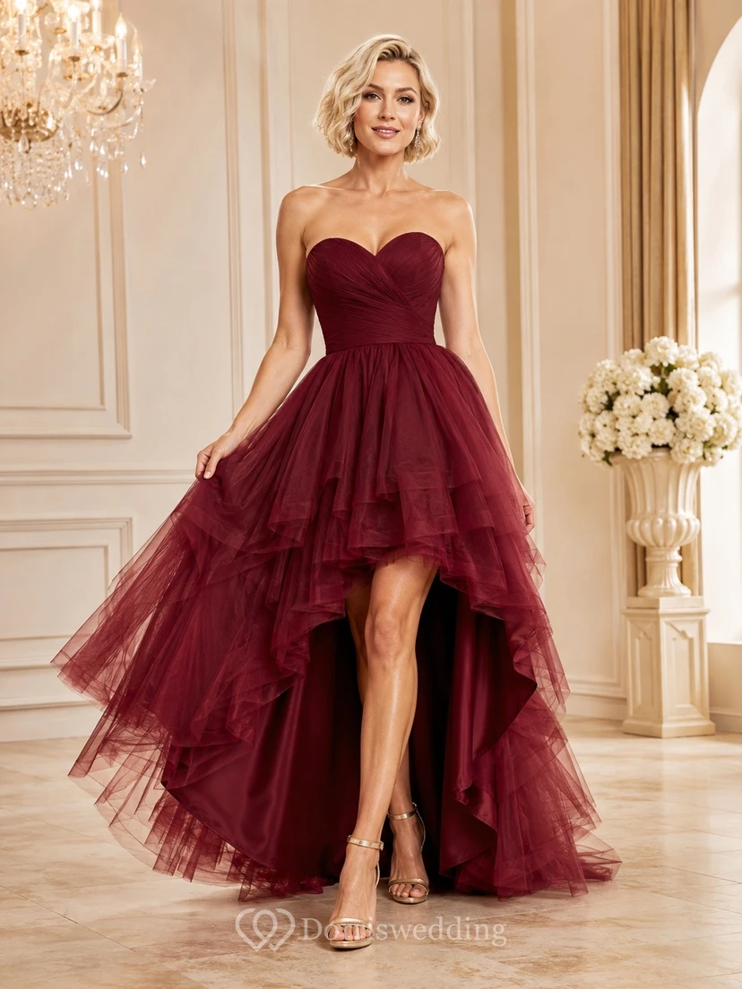 Burgunderrotes Abendkleid, Ballkleid aus Tüll mit Herzausschnitt, gestuftem Rüschenbesatz und asymmetrischem Saum