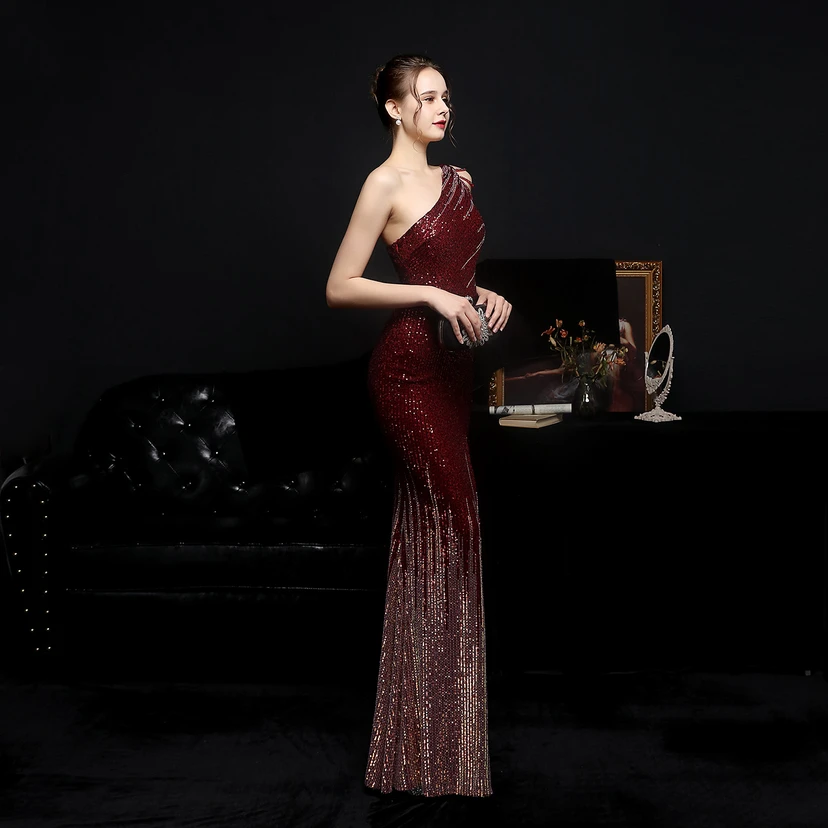 Robe de soirée longue et moulante à sequins colorés, confectionnée avec soin, idéale pour une célébrité ou une fête. Robe de mariée sexy et cintrée, confectionnée avec des paillettes colorées et lourdes. Robe de mariée longue et moulante, parfaite pour une occasion spéciale. view 4