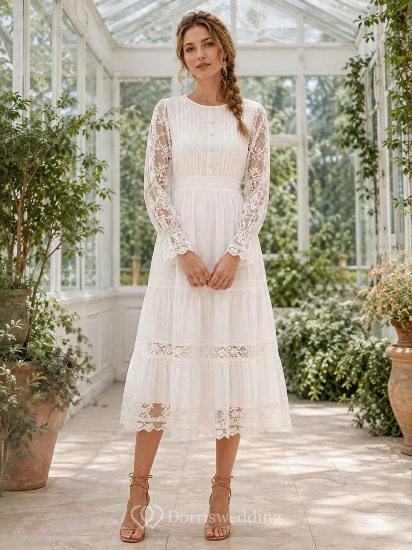 Weißes, böhmisches Cocktailkleid aus Spitze mit Rundhalsausschnitt, langen Ärmeln, A-Linien-Schnitt und Teelänge