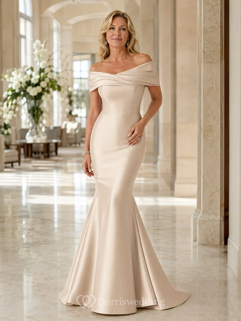 Elegantes, champagnerfarbenes Meerjungfrauen-Kleid aus Satin in Bodenlänge für die Mutter der Braut mit schulterfreiem, gefaltetem Ausschnitt und Schleppe.