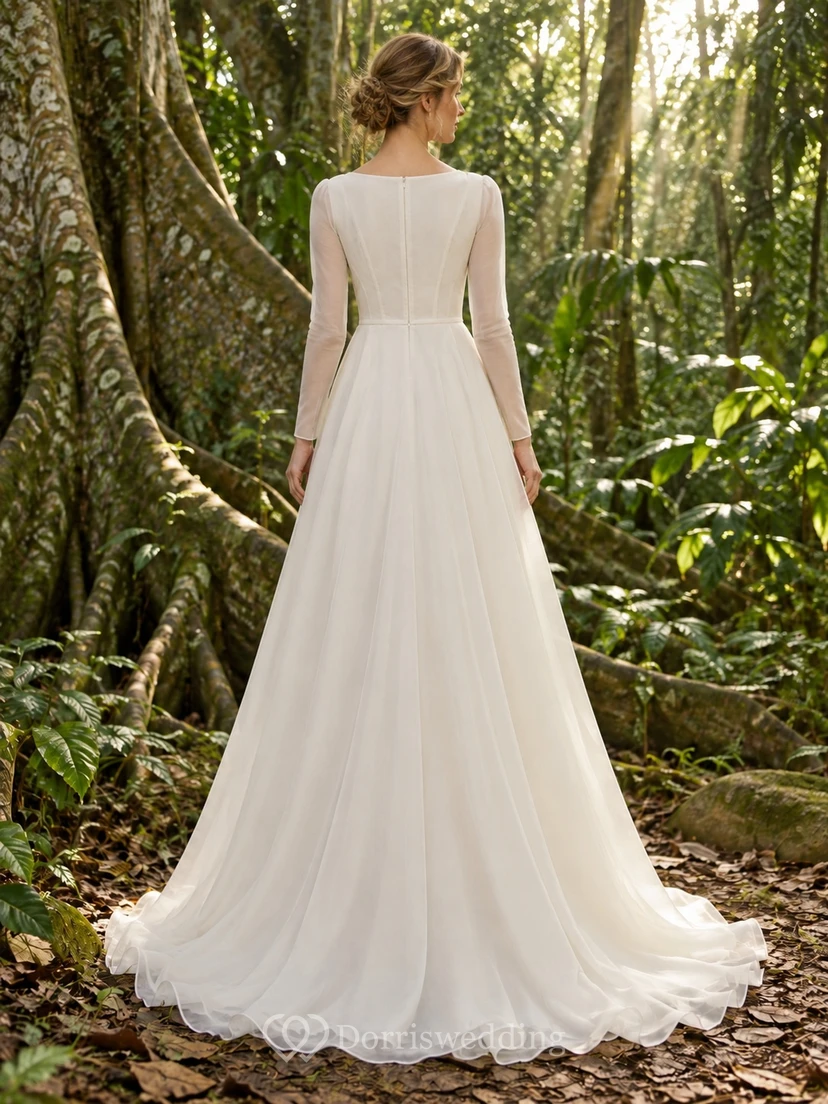 Vestido de novia sencillo y modesto de corte A con cuello joya, mangas largas transparentes y corpiño liso de gasa. view 2