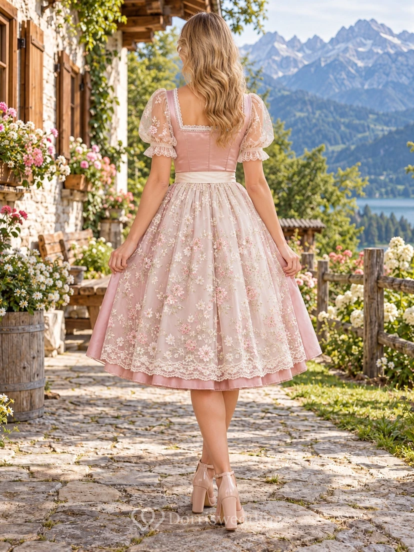 Robe Dirndl vintage rose à col carré et manches bouffantes en dentelle, tablier et robe de chambre view 2