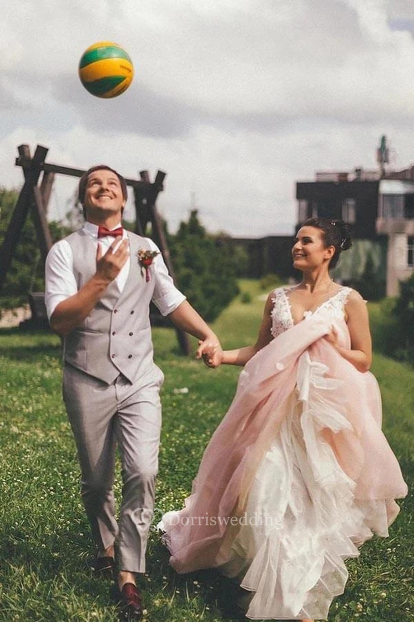 Zweifarbiges, ärmelloses, sexy Tüll-Hochzeitskleid in Blush mit tiefem Ausschnitt view 4
