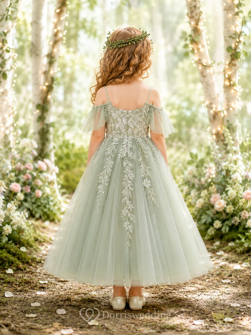 Vestido de niña de las flores color verde salvia, encaje y tul, corte en A, escote redondo, largo midi, apliques florales. view 2