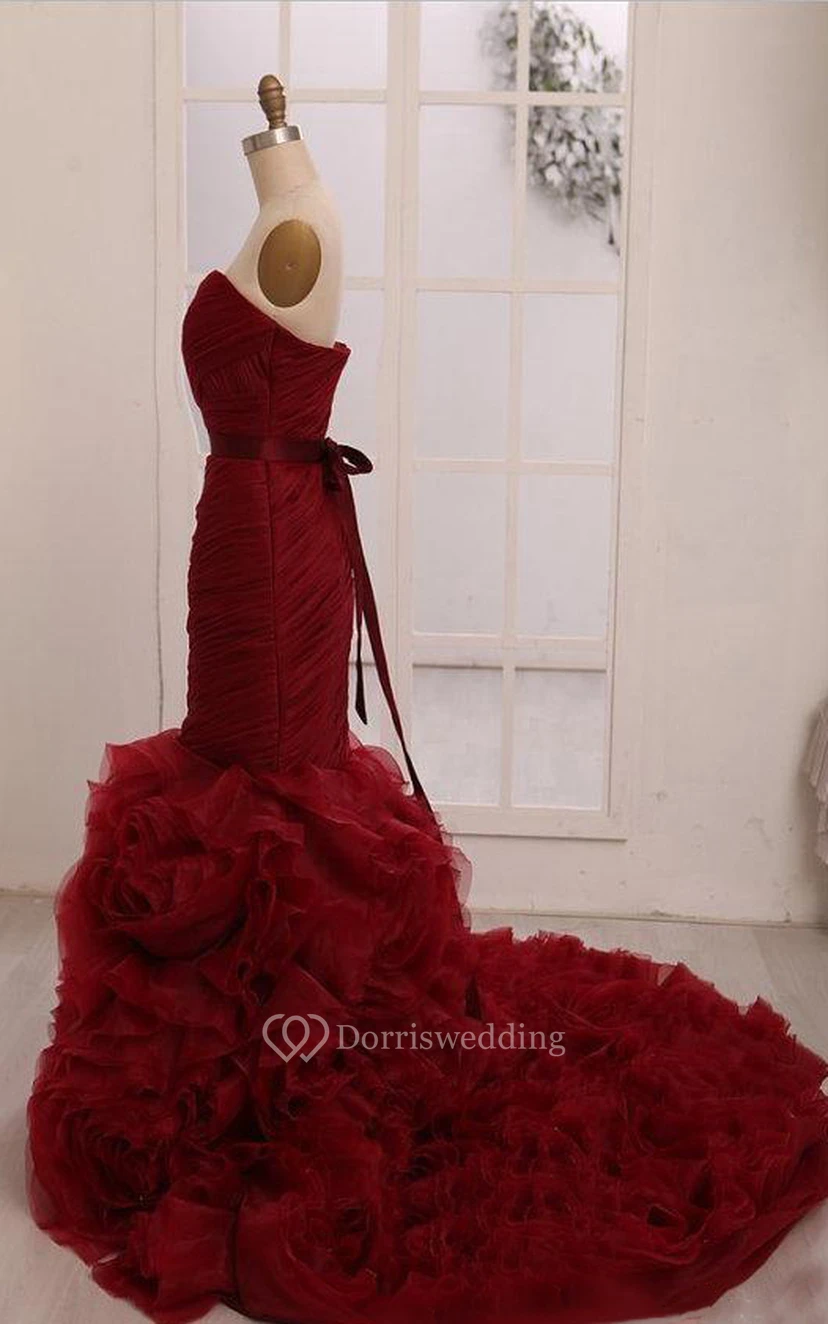 Vestido corto de organza sin mangas con escote corazón, estilo sirena, con pliegues, capas, volantes en cascada y cola de cepillo. view 3