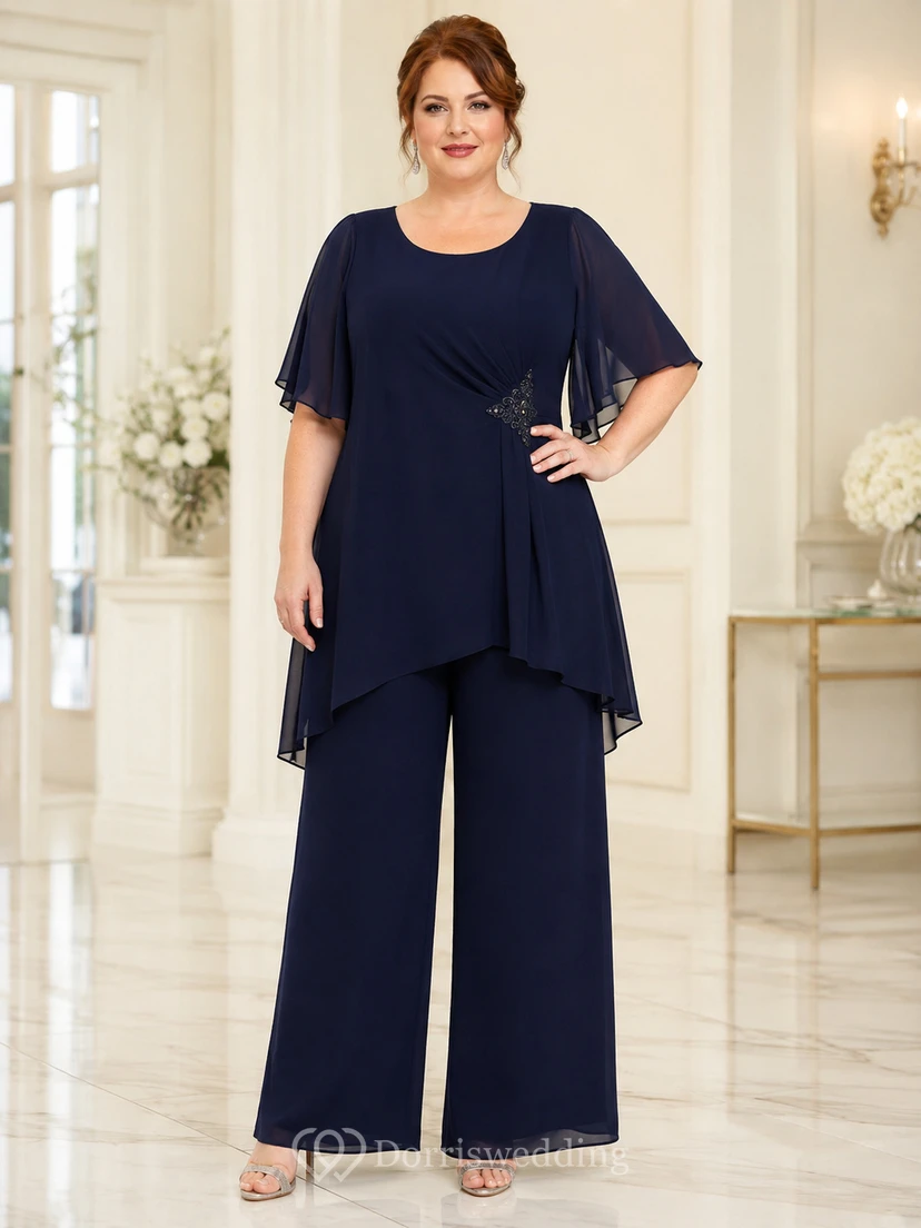 Dunkelblauer Chiffon-Hosenanzug in großen Größen mit weitem Bein, Rundhalsausschnitt, flatternden Ärmeln und asymmetrischem Schnitt – ideal für die Mutter der Braut.