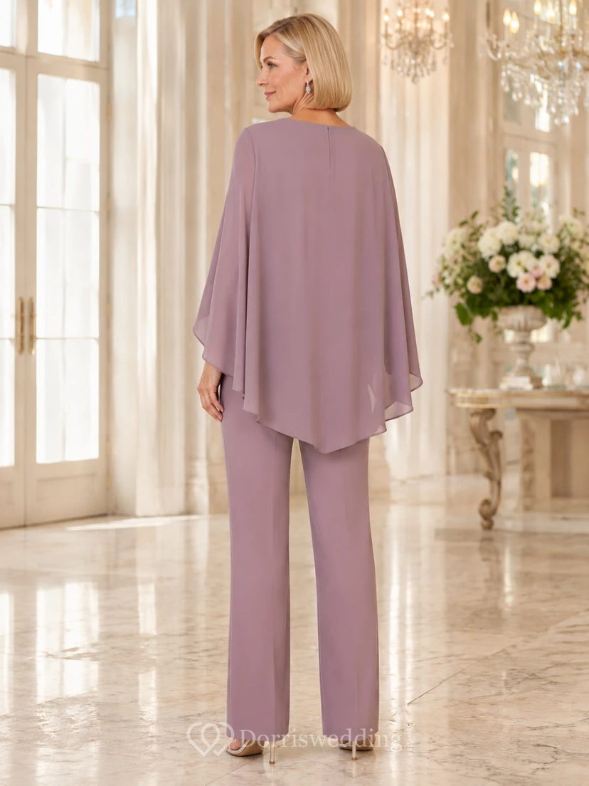 Vintage-Mauve-Hosenanzug für die Mutter der Braut, elegant und edel, mit Perlenbesatz am Kragen, Dreiviertel-Cape, mehrlagiger Tunika und gerader Hose. view 2