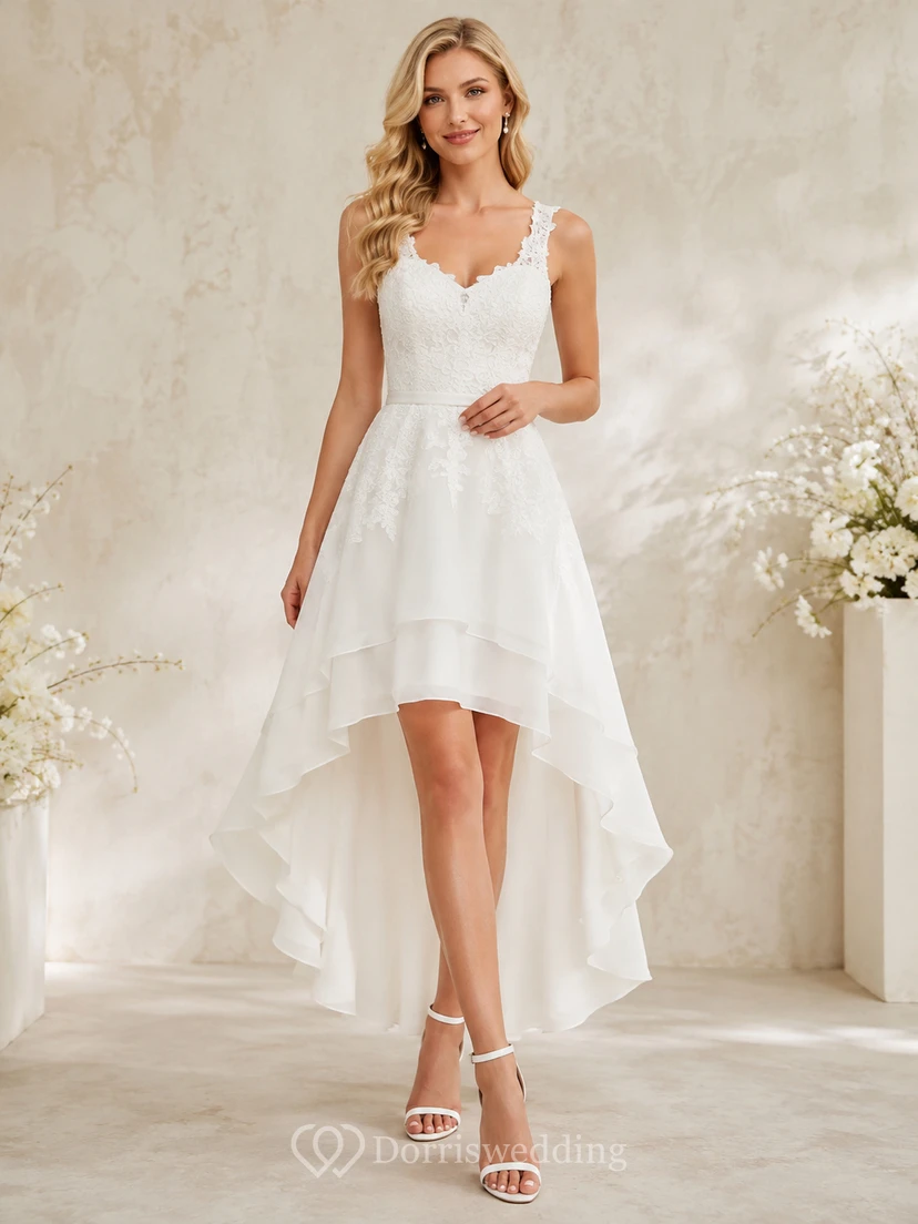 Robe de mariée asymétrique romantique en mousseline à bretelles en V, volants cascade et dos nu, ornée de fines bretelles et de volants.