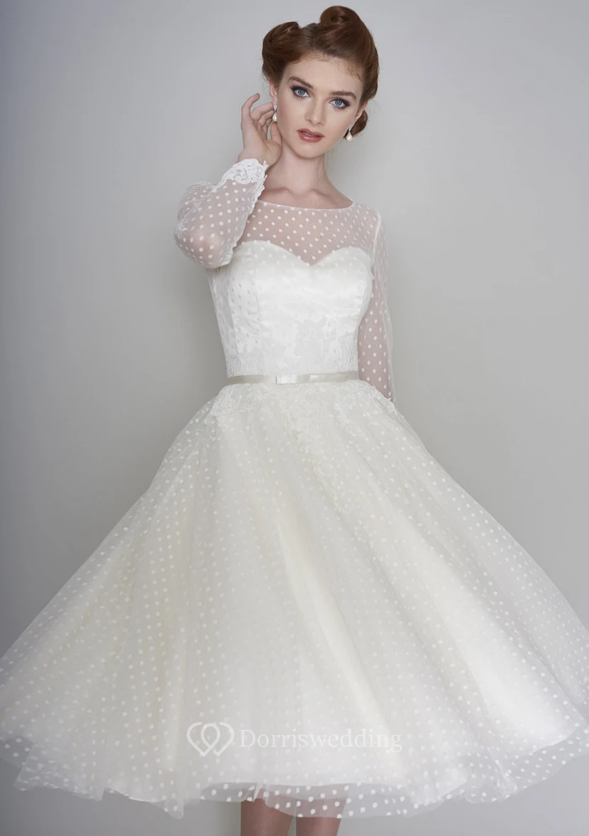 Vestido de novia vintage de tul con escote barco y corazón, manga larga y largo hasta la rodilla