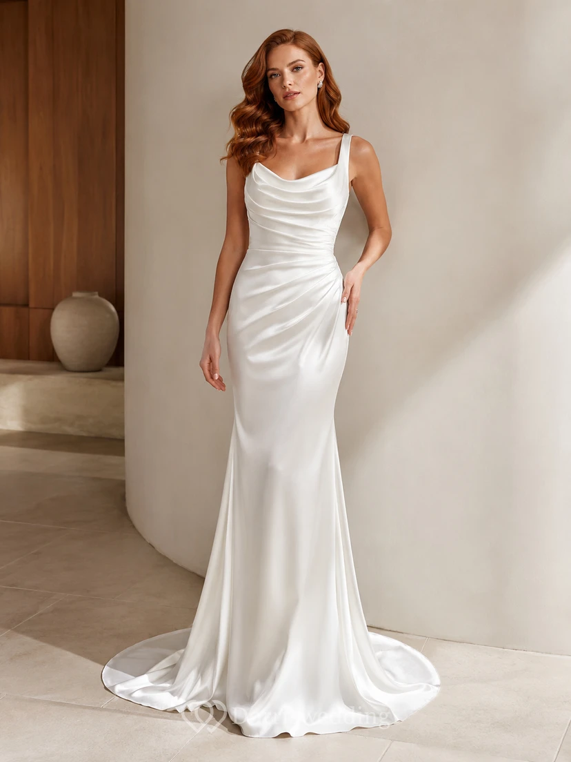 Robe de mariée moderne en satin fourreau à bretelles spaghetti et col bénitier, avec traîne balayée et fronces.