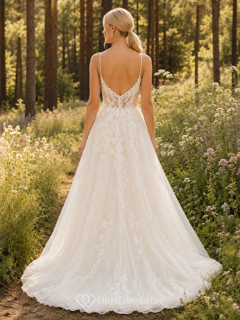Robe de mariée bohème à bretelles spaghetti et décolleté cœur en dentelle, style forêt view 2