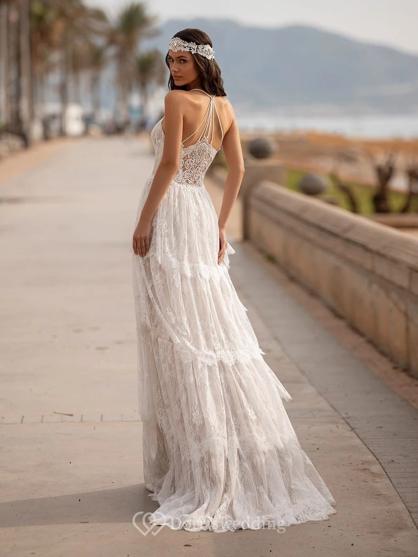 Boho-Brautkleid im Empire-Stil mit Spaghettiträgern, mehrlagiger Spitze und fließendem Schnitt – perfekt für Strandhochzeiten view 2