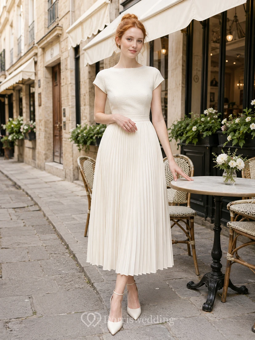 Robe de mariée plissée à col montant et manches courtes style café
