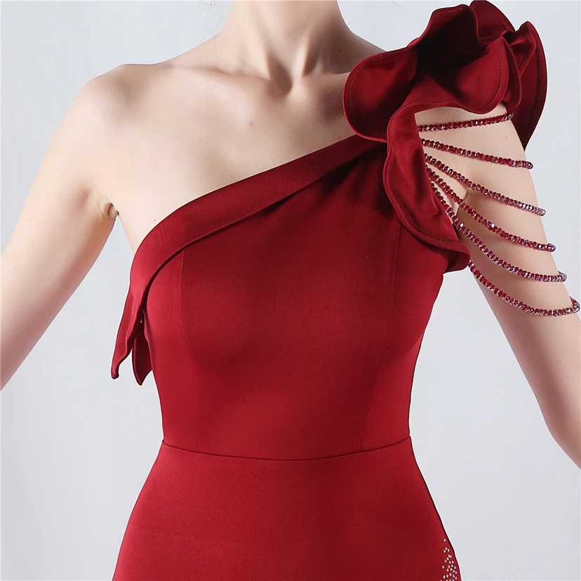 Vestido de noche con cuello oblicuo, hombros con estampado de hojas de loto, bordado artesanal y diamantes, ideal para la celebración de la reunión anual. view 27