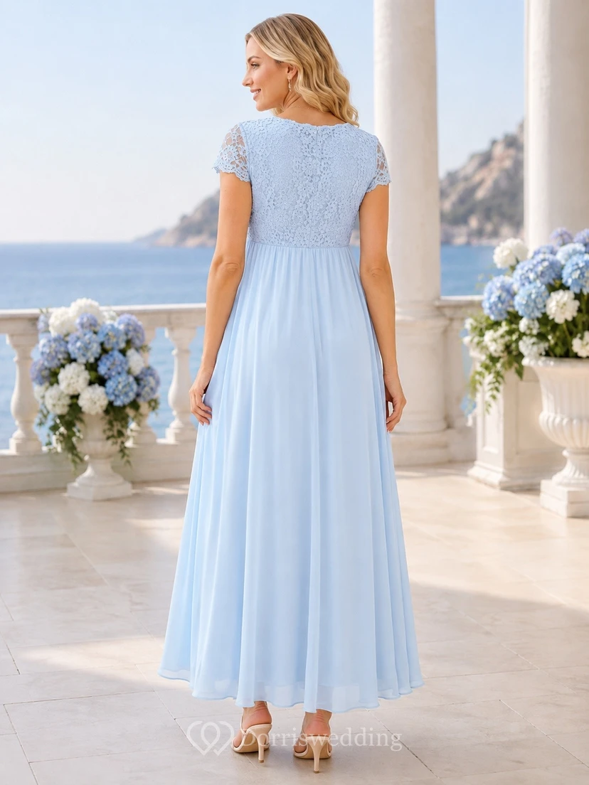 Umstandskleid in Himmelblau mit V-Ausschnitt, Empire-Schnitt und Spitzenärmeln, elegant und formell. view 2