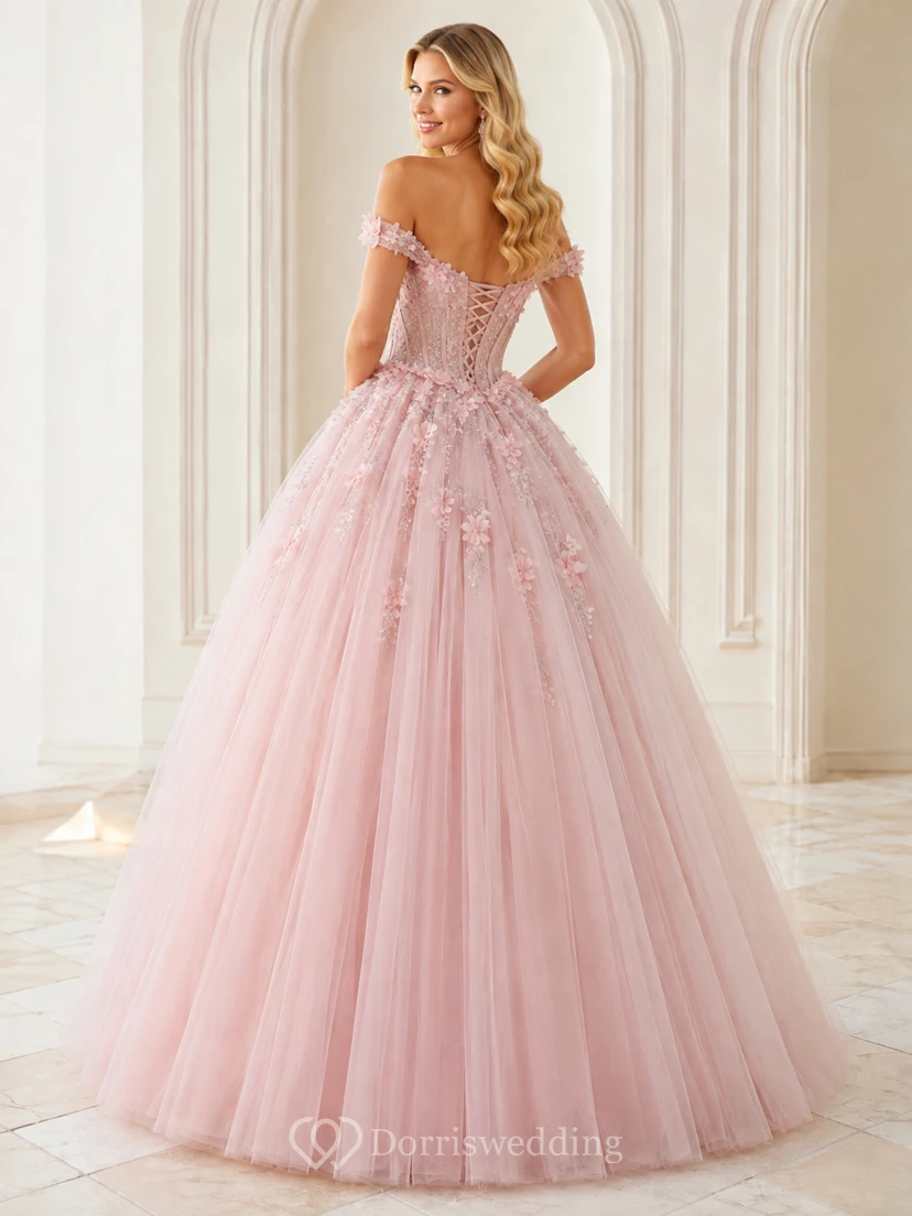 Vestido de fiesta de quinceañera largo hasta el suelo con escote corazón y hombros descubiertos, de tul floral rosa perla con corona de pétalos. view 2
