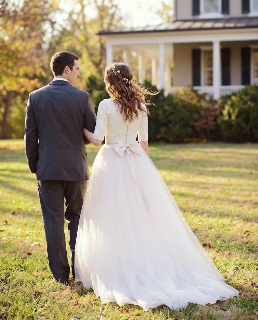 Robe de mariée simple en dentelle et tulle à manches coudes view 2