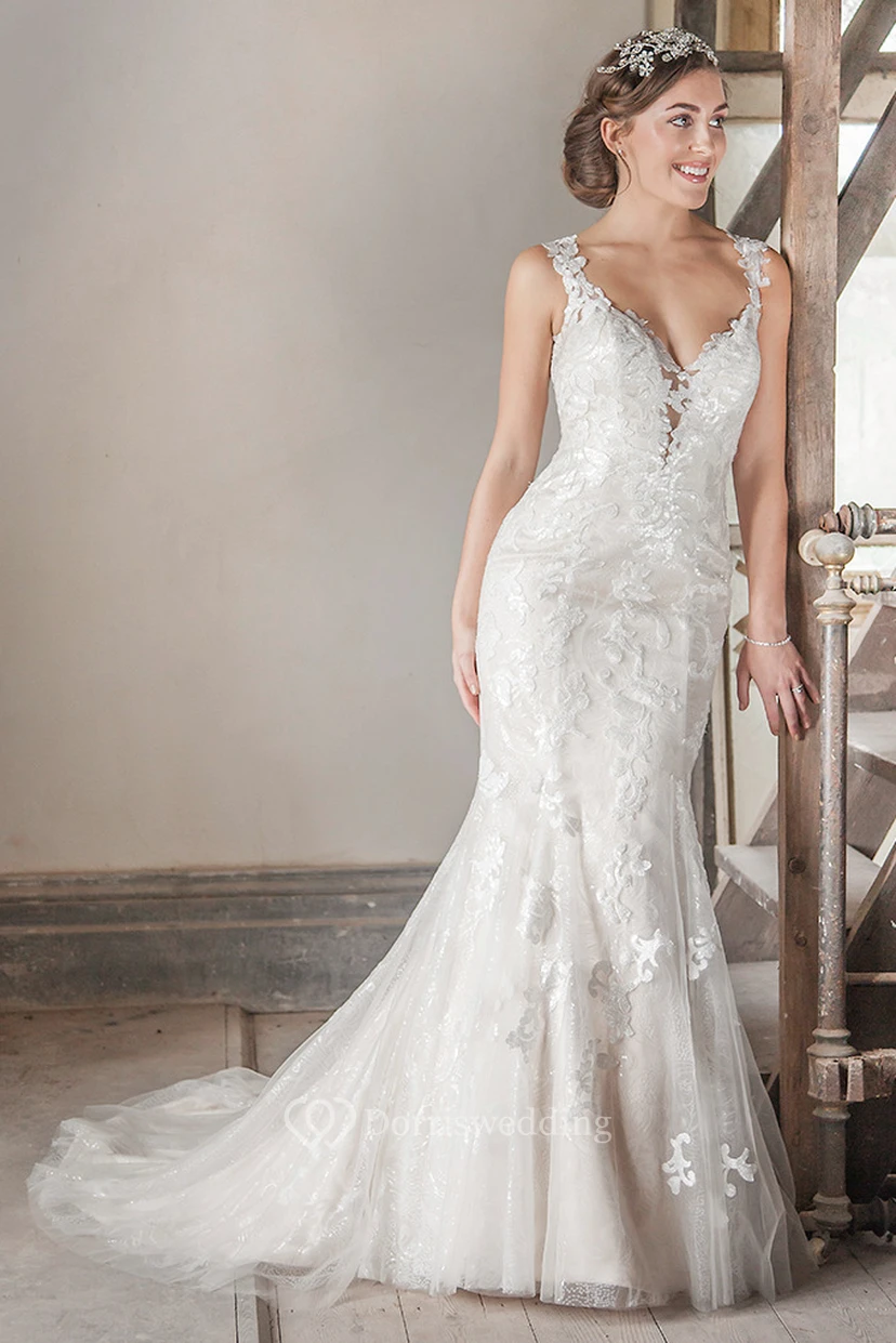 Trägerloses, bodenlanges Brautkleid aus appliziertem Tüll und Spitze mit Hofschleppe und Illusionseffekt