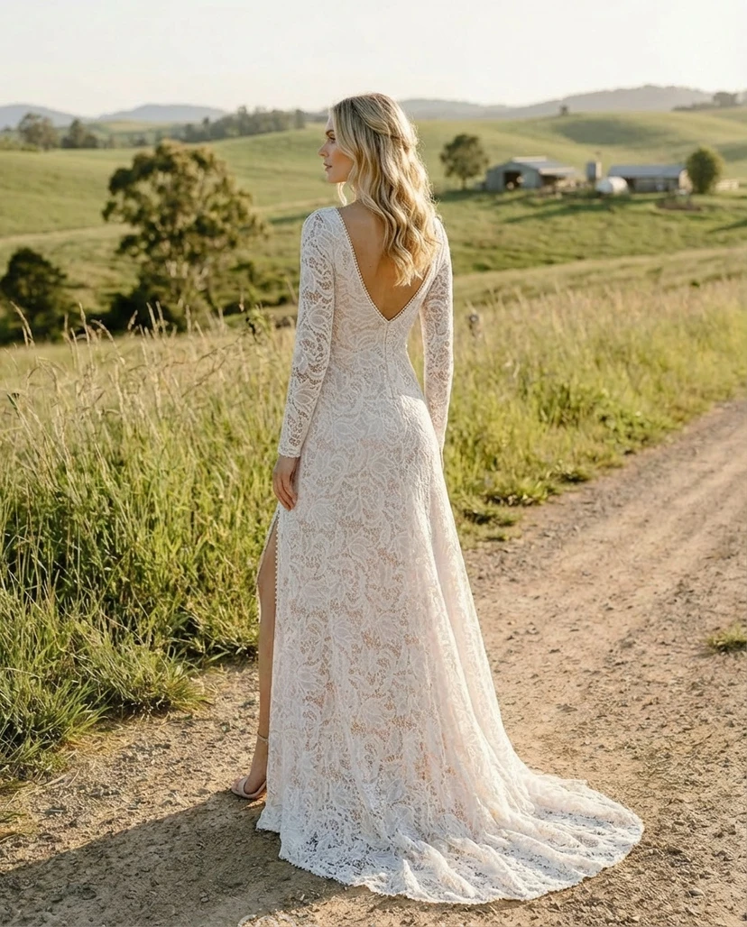 Robe de mariée en dentelle fourreau, col bateau, manches longues, style champêtre, avec fente. view 2
