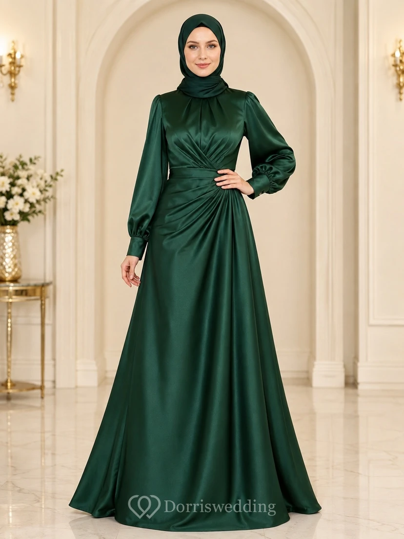 Dunkelgrünes, gerafftes A-Linien-Abendkleid aus Satin mit hohem Kragen, langen Ärmeln und bodenlangem Schnitt – ein schlichtes, elegantes Kleid