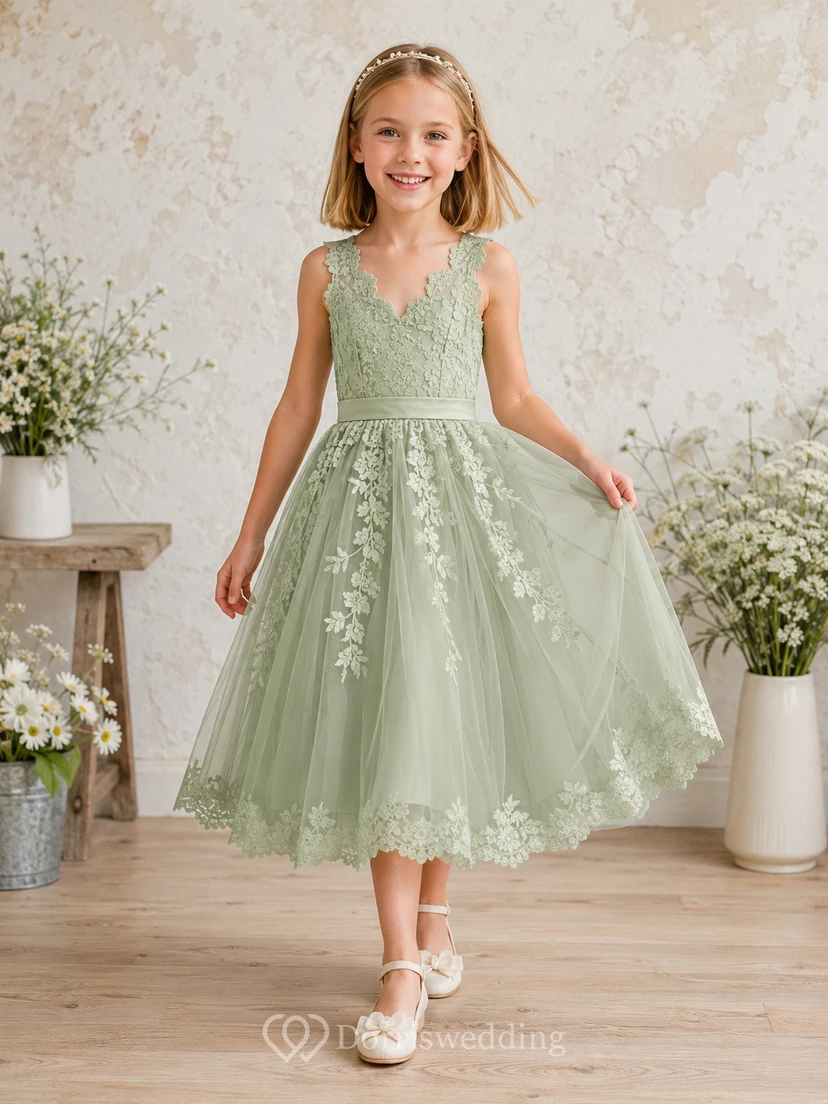 Salbeigrünes, teelanges A-Linien-Kleid aus Tüllspitze mit Muschelkanten, V-Ausschnitt und floralen Applikationen für Blumenmädchen
