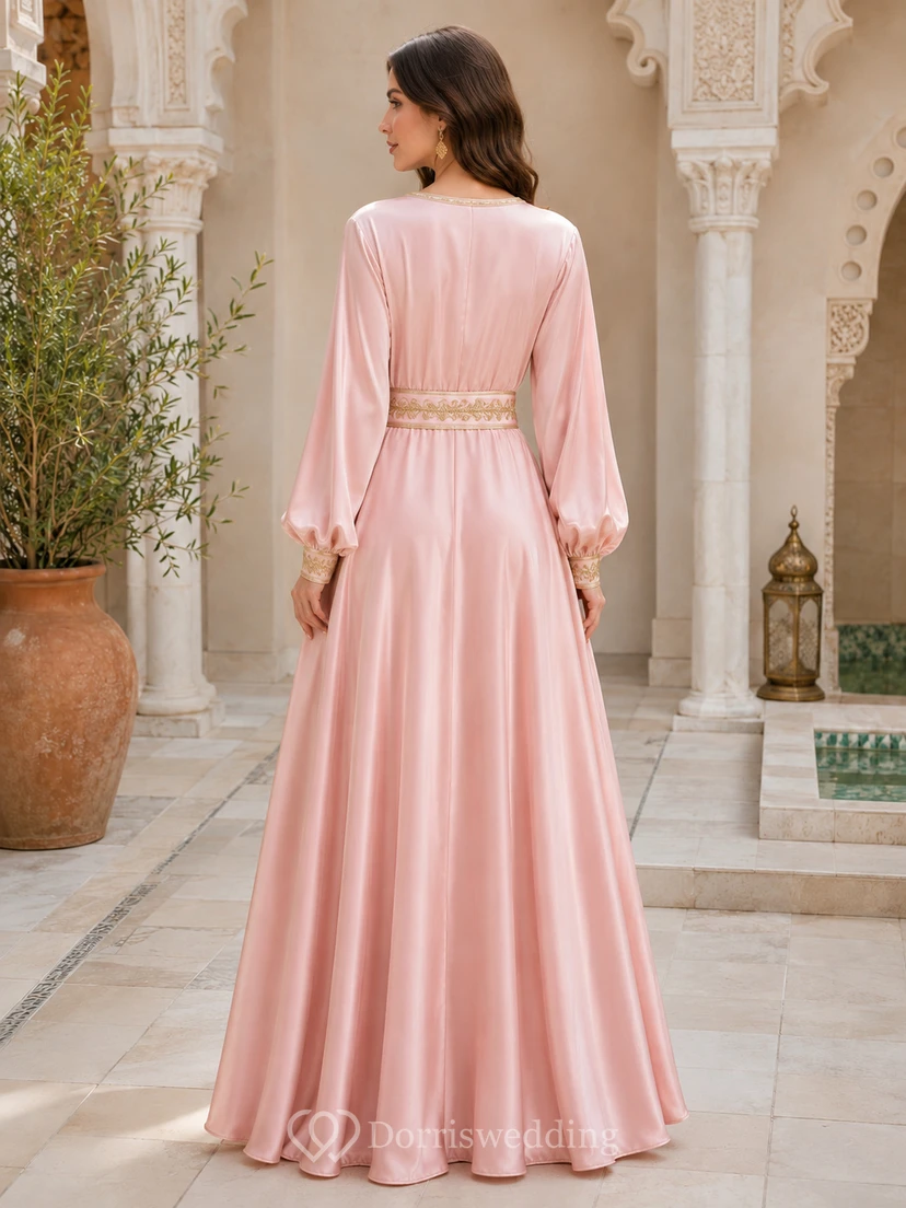 Elegantes, rosafarbenes Satin-Eid-Kleid in A-Linie, bodenlang, mit Schmucksteinen und langen Ärmeln sowie Schärpe view 2
