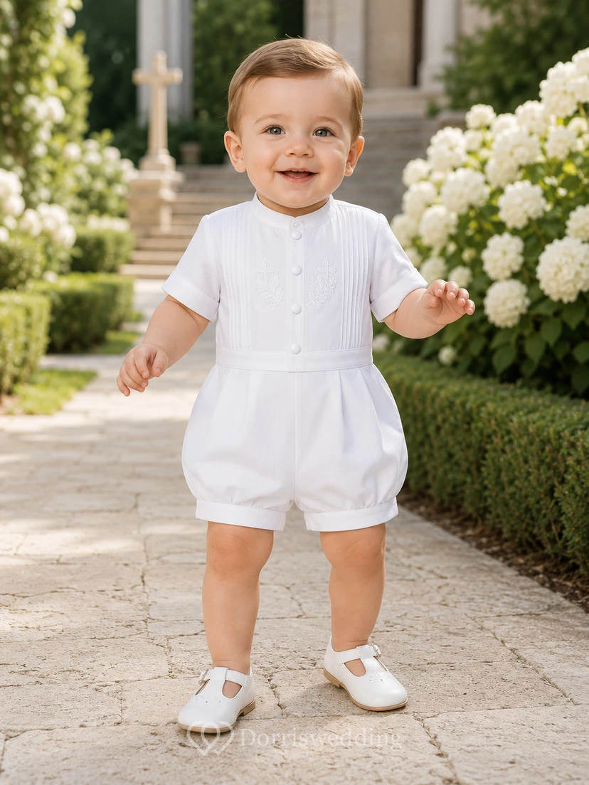 Pelele formal de bautizo blanco con cuello mandarín y pliegues para bebé niño.
