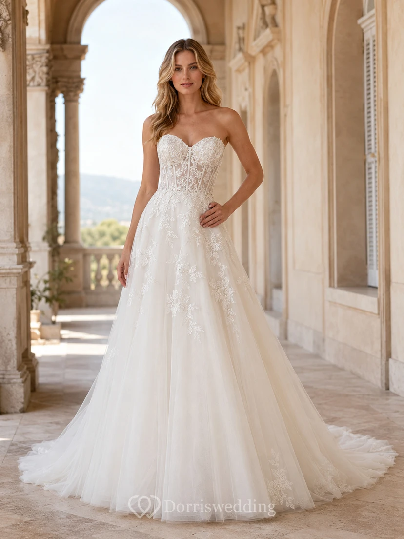 Robe de mariée classique en dentelle et tulle, bustier cœur, coupe trapèze, traîne chapelle, applications florales, fermeture éclair au dos