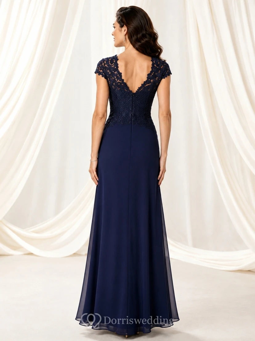 Marineblaues Chiffonkleid mit kurzen Ärmeln und hohem Schlitz, das die Mutter eines Kindes ziert view 2