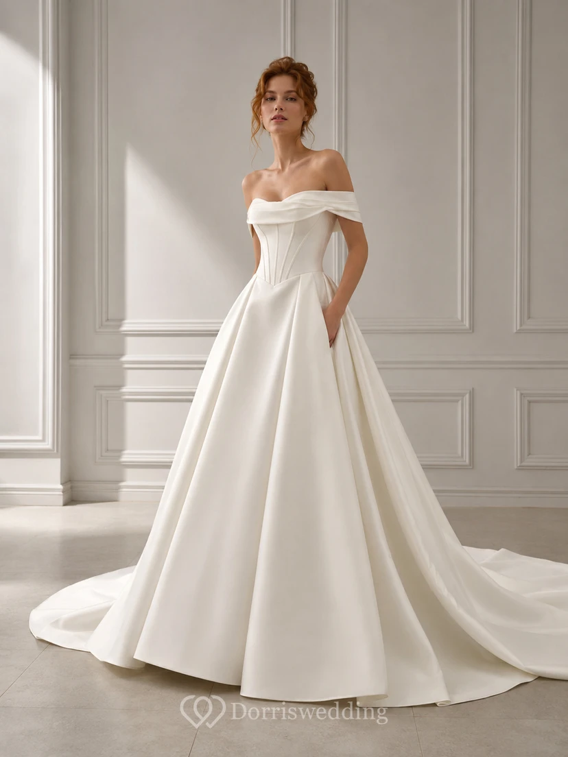 Robe de mariée moderne en satin, épaules dénudées, coupe trapèze courte, plis chapelle, dos couvert élégant