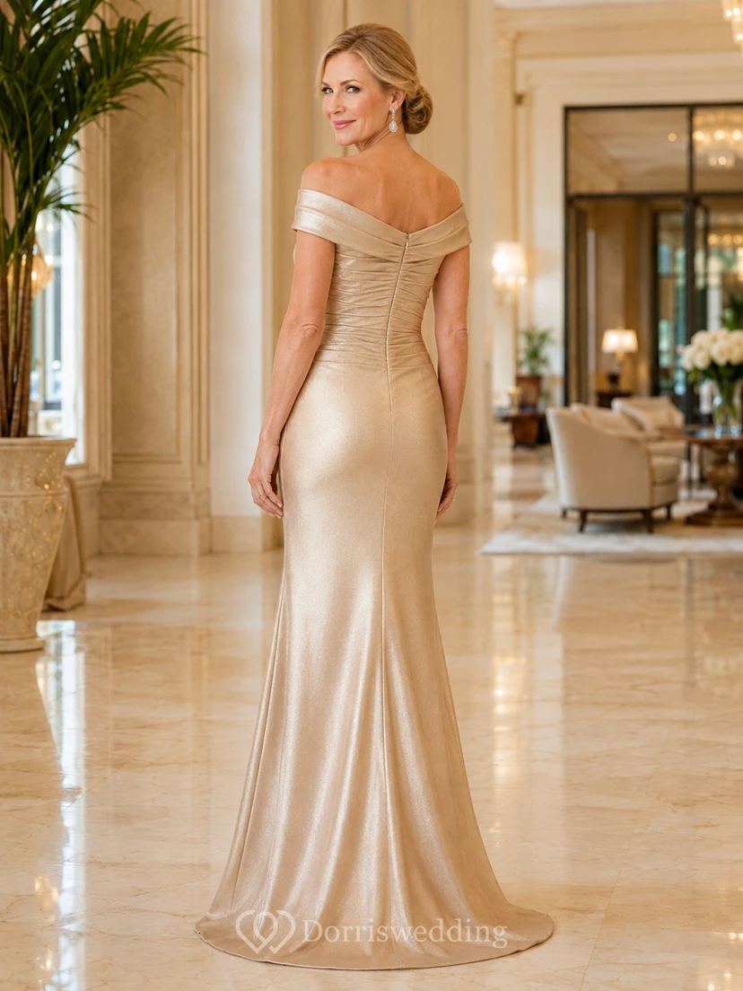 Champagnerfarbenes, luxuriöses, schulterfreies Meerjungfrauenkleid aus Metallic-Satin mit diagonalen Raffungen für die Mutter der Braut. view 2