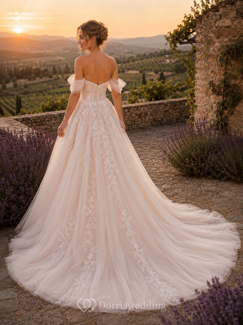 Robe de mariée romantique rose poudré en dentelle et tulle, épaules dénudées, coupe trapèze, traîne chapelle view 2