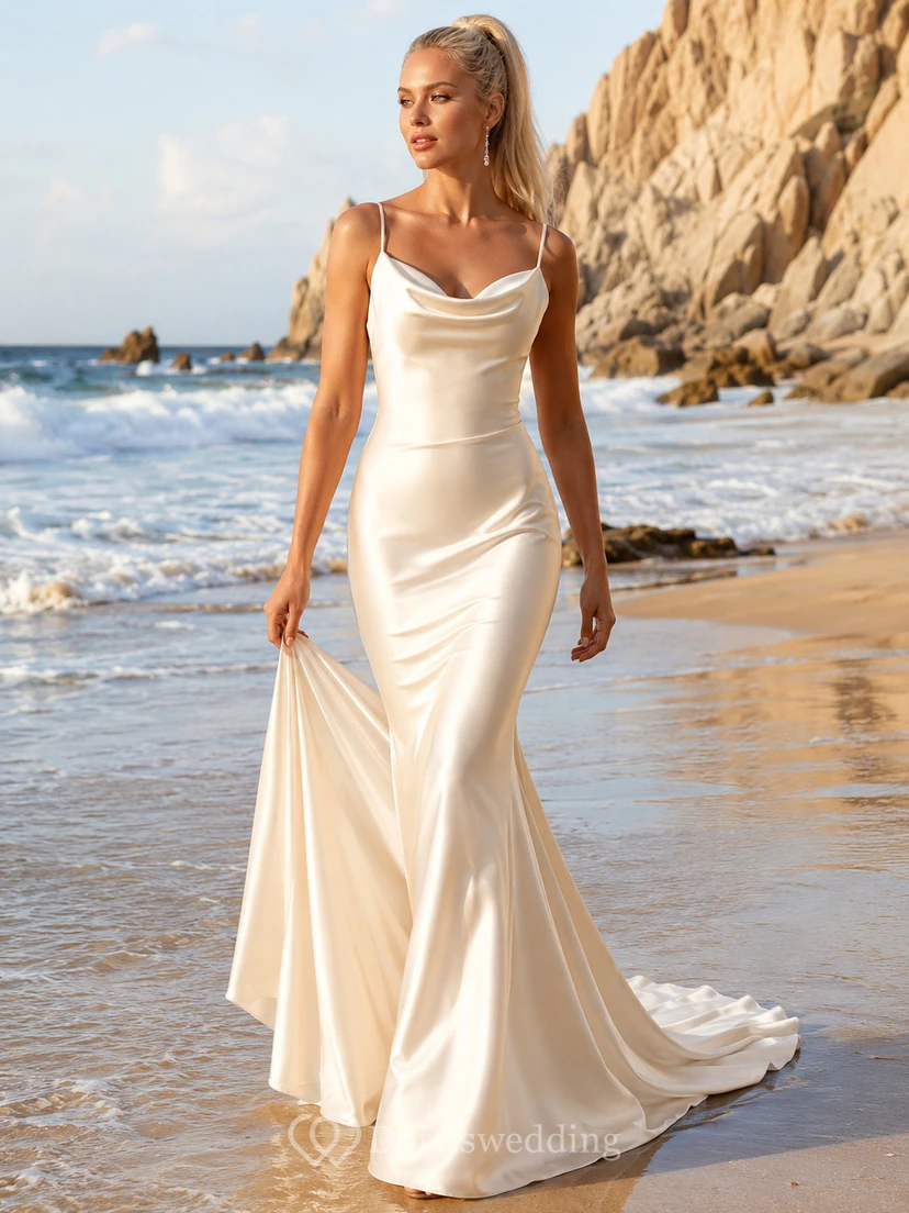 Robe de mariée élégante fourreau en satin à bretelles spaghetti, idéale pour une plage désertique.