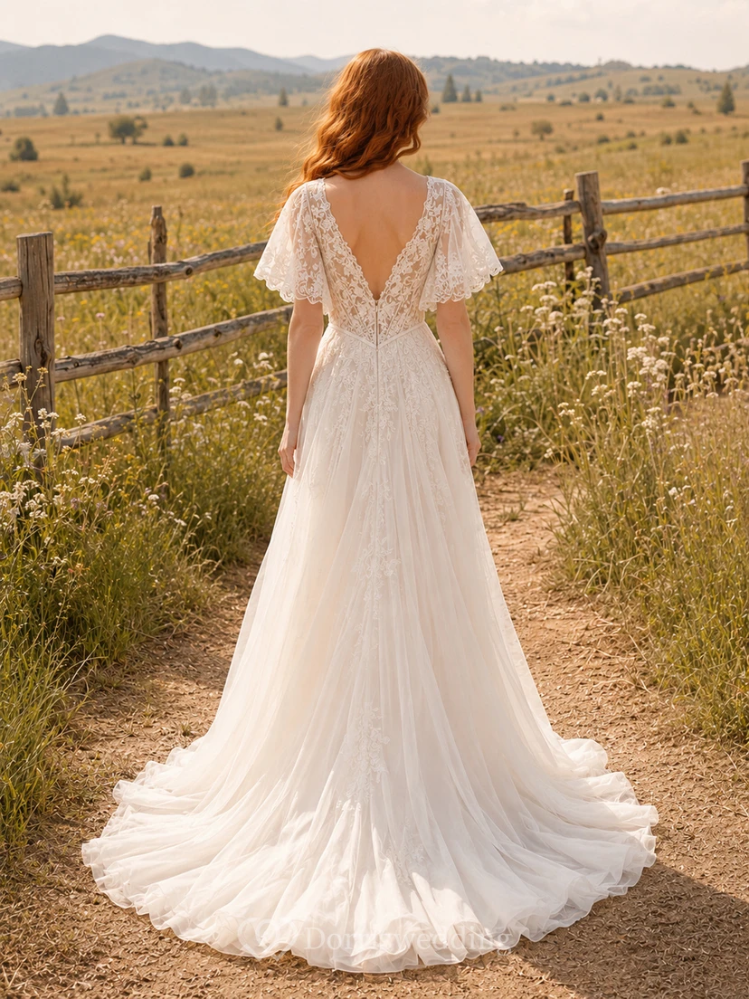 Vestido de novia de tul y encaje estilo campestre, corte en A, tirantes finos, cola capilla y escote en V bajo en la espalda. view 2