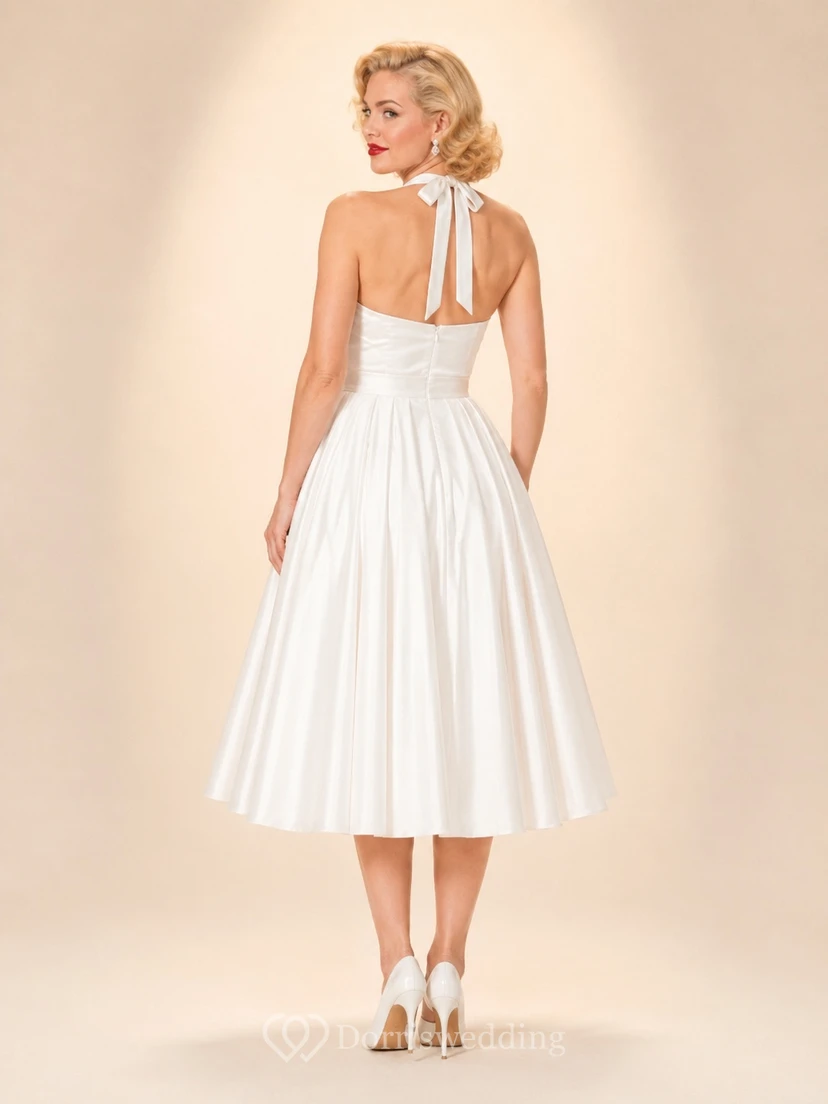 Robe d'invitée élégante vintage en mousseline blanche, dos nu, sans manches, coupe trapèze, longueur thé, plissée, style vintage. view 2