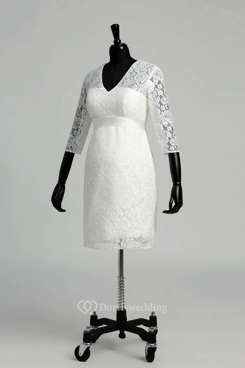 Robe de mariée en dentelle, coupe trapèze, col en V, manches illusion 3/4, longueur genou. view 16
