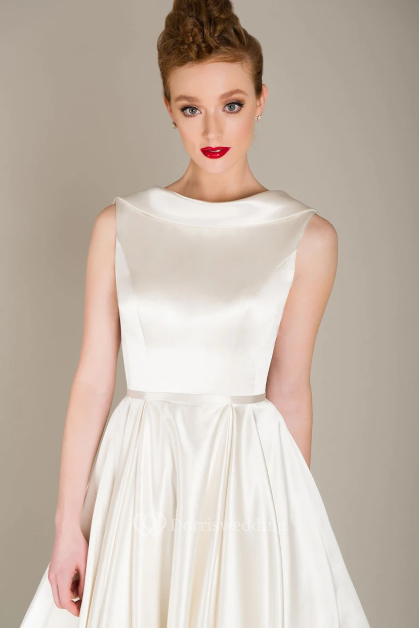 Robe de mariée élégante en satin, longue jusqu'au sol, sans manches, avec col rond et fronces. view 3