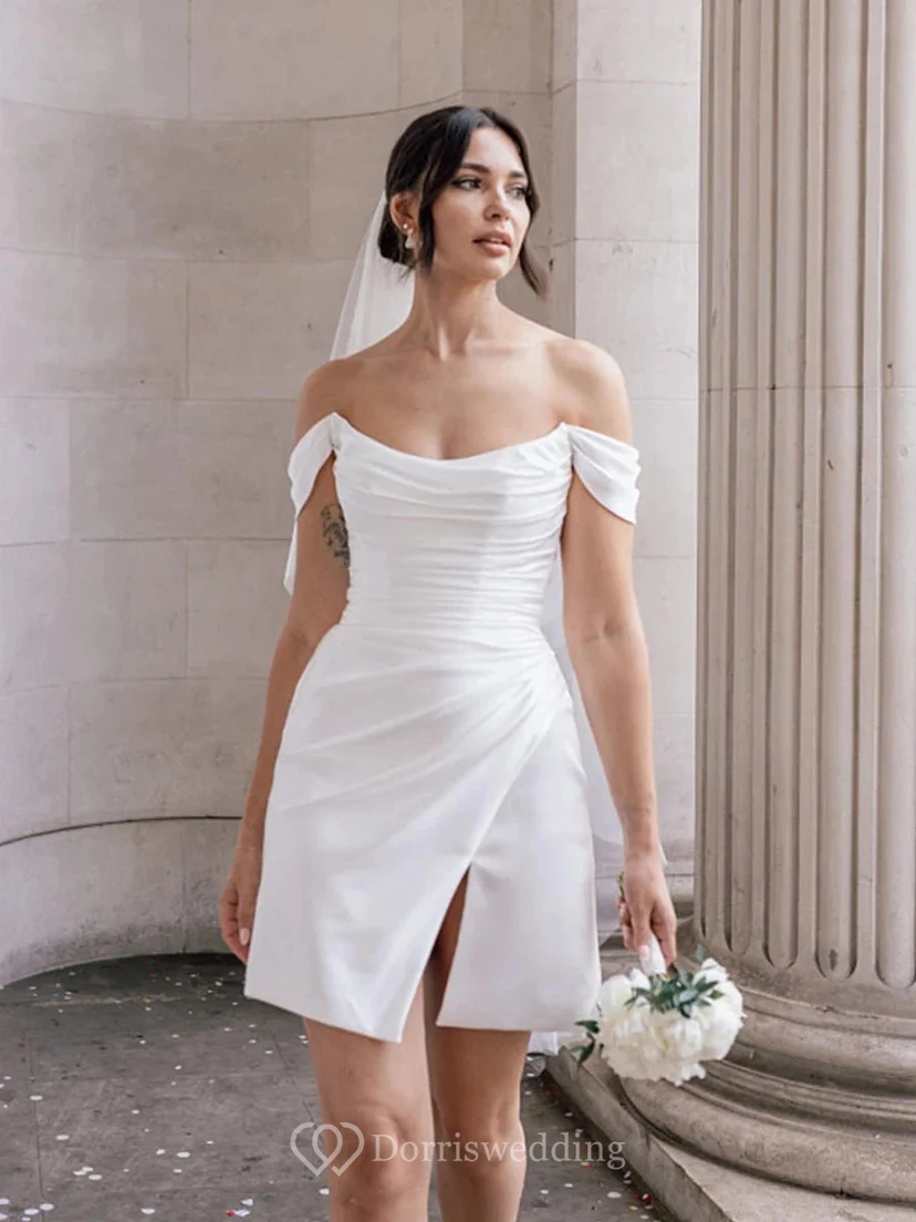 Robe de mariée mini en satin sexy à épaules dénudées, fente latérale et corsage froncé view 4